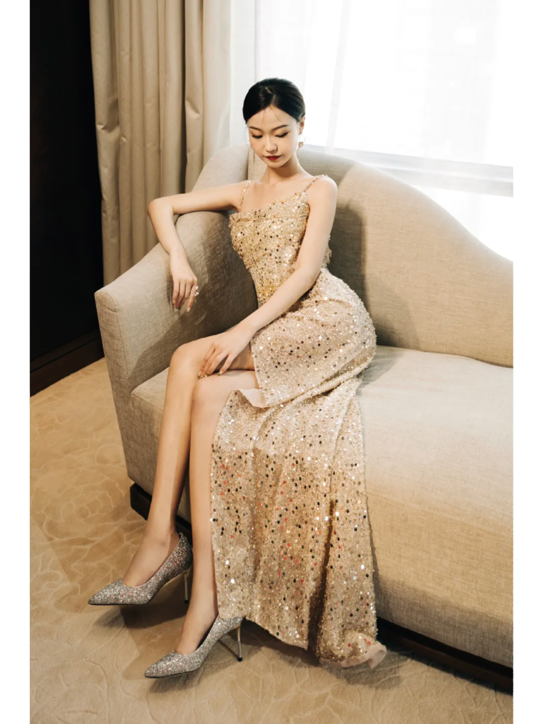 Sexy Meerjungfrauen-Abendkleid mit Spaghettiträgern, goldenen Pailletten, Schlitz und Falten für Teenager, formelles Abendkleid, Ballkleid AB861