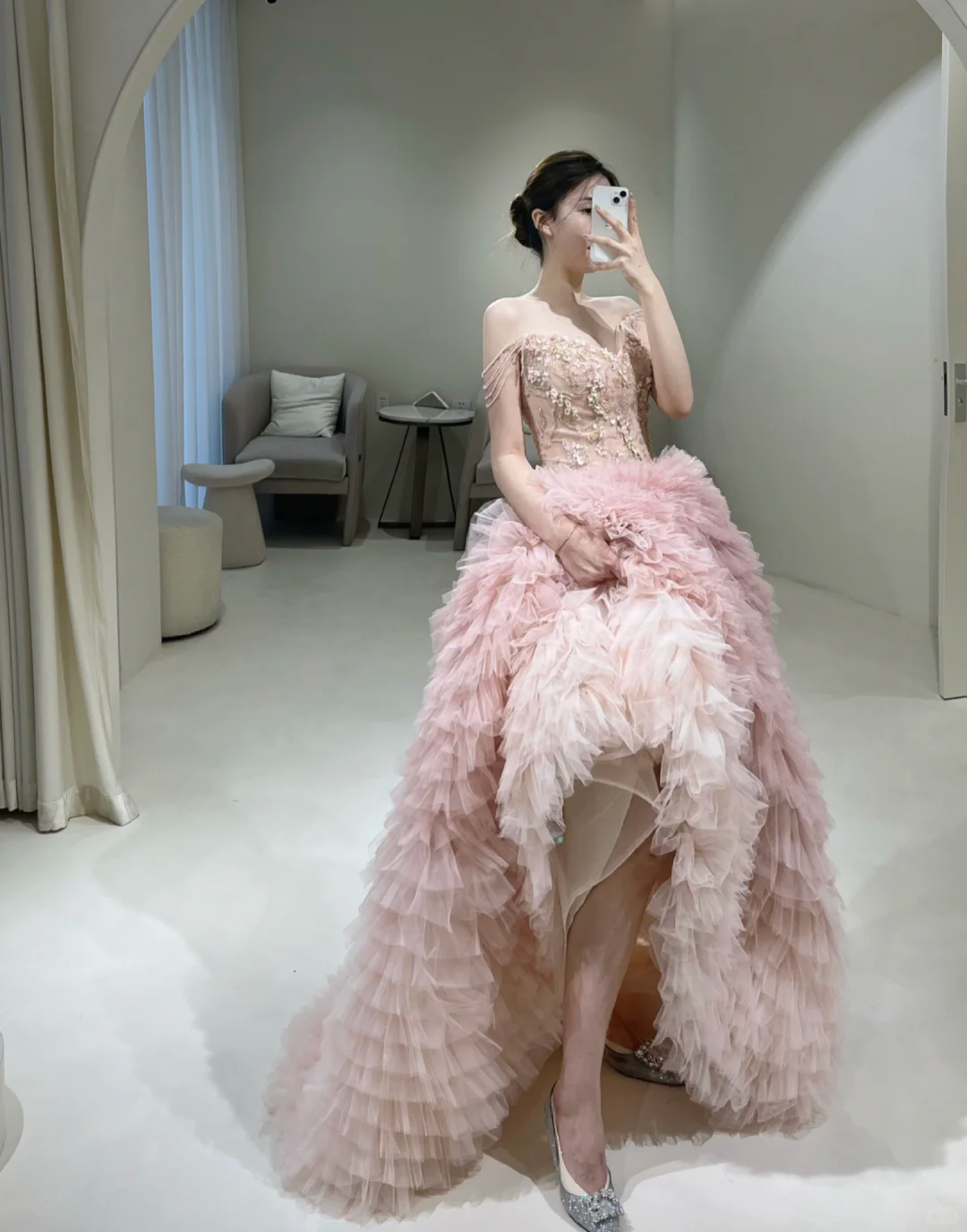 Einzigartiges Ballkleid aus rosa Tüll mit schulterfreiem Ausschnitt und langem, mehrlagigem Rock – perfekt für Abschlussball, Quinceañera, Sweet 15, 16 oder Geburtstag (AB862).