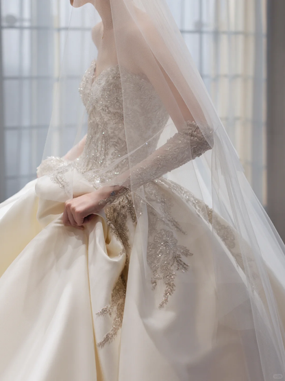 Zeitloses Brautkleid mit Handschuhen, Spitzenapplikationen, Abendkleid mit Herzausschnitt, Ballkleid AB875