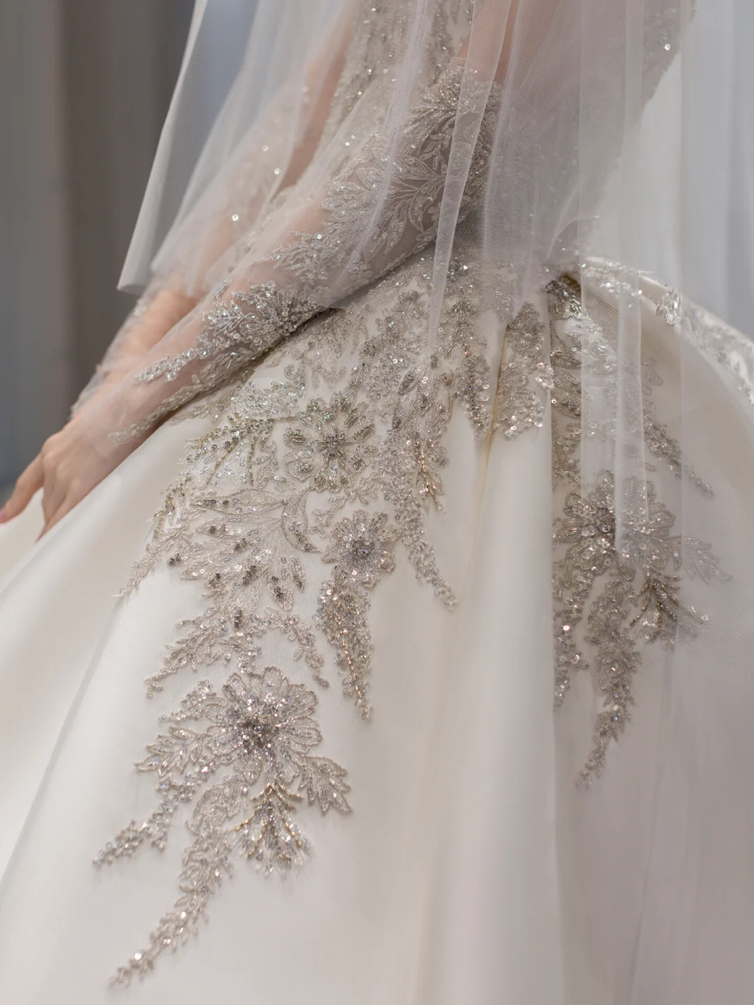 Zeitloses Brautkleid mit Handschuhen, Spitzenapplikationen, Abendkleid mit Herzausschnitt, Ballkleid AB875