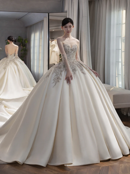 Zeitloses Brautkleid mit Handschuhen, Spitzenapplikationen, Abendkleid mit Herzausschnitt, Ballkleid AB875