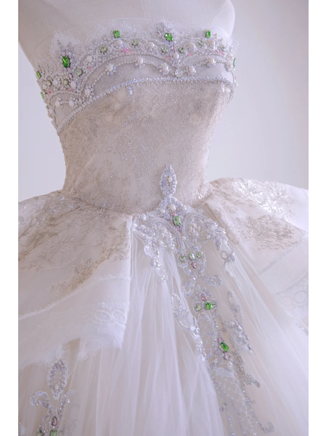 Timeless Women's Wedding Dress With Crystals Beads for Bride Lace Applique Bride Dress Strapless Ball Gowns AB876