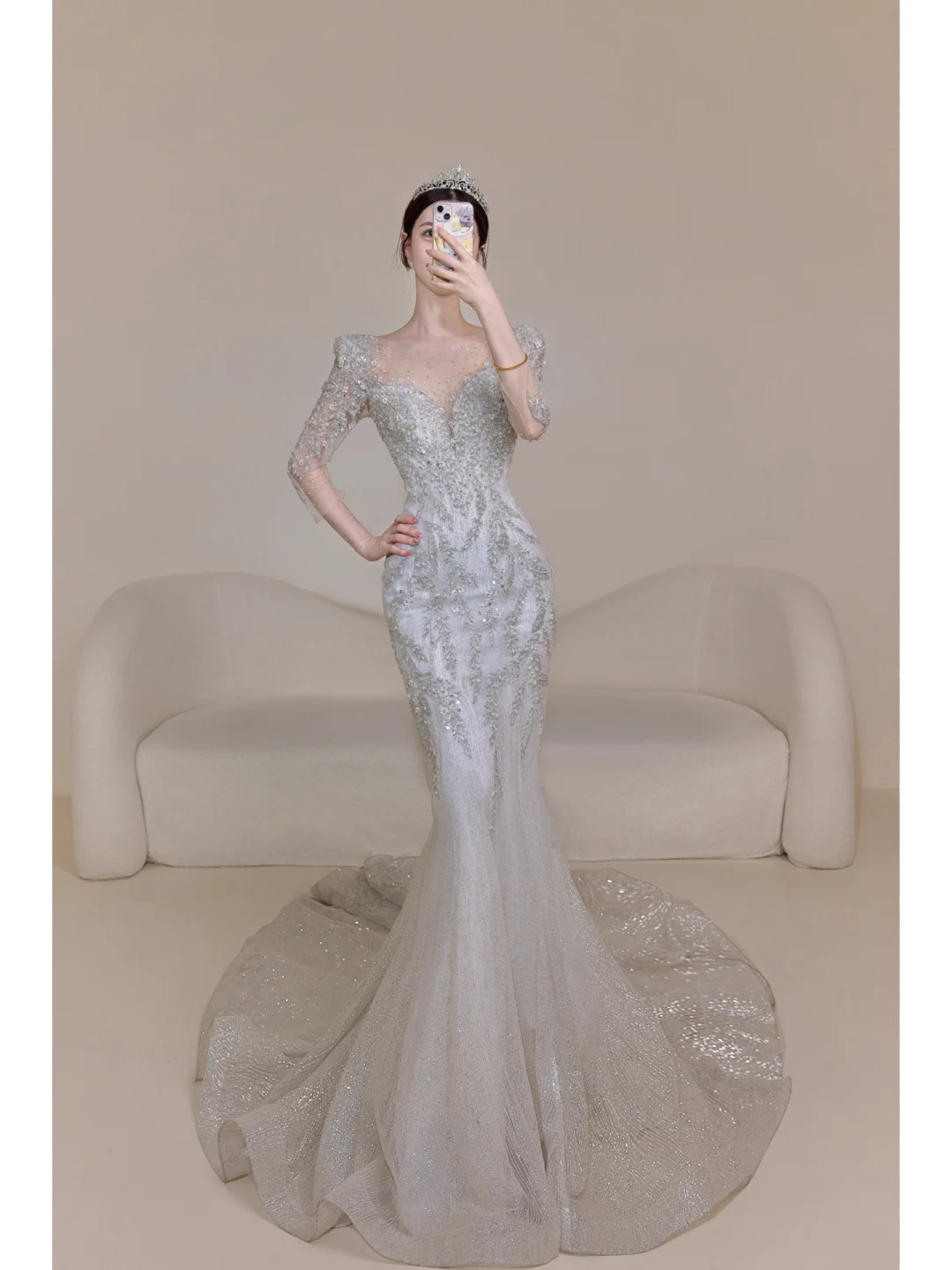 Zeitloses silbernes Brautkleid für Damen mit 3/4-Ärmeln, Perlenbesatz, V-Ausschnitt, Meerjungfrauenstil AB878