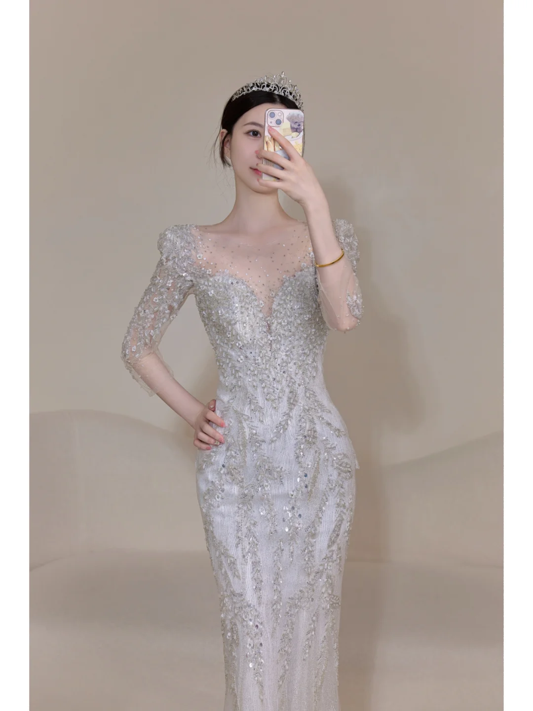 Zeitloses silbernes Brautkleid für Damen mit 3/4-Ärmeln, Perlenbesatz, V-Ausschnitt, Meerjungfrauenstil AB878