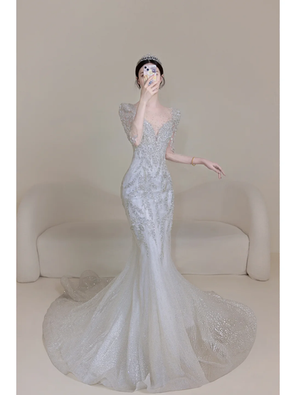 Zeitloses silbernes Brautkleid für Damen mit 3/4-Ärmeln, Perlenbesatz, V-Ausschnitt, Meerjungfrauenstil AB878