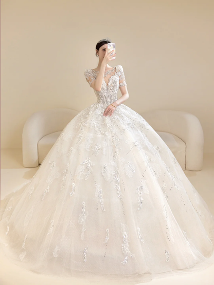 Zeitloses Brautkleid mit Spitzenapplikationen, Ballkleid im Prinzessinnenstil, Rundhalsausschnitt, Tüllkleid, kurze Ärmel, Brautkleid AB880