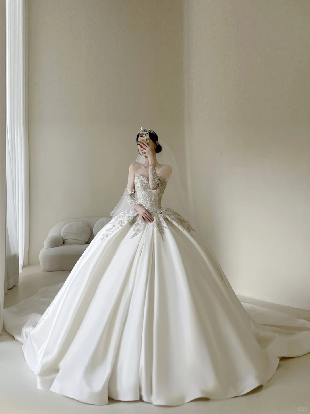 Prinzessinnen-Brautkleid mit Handschuhen, Spitzenapplikationen, herzförmiges Brautkleid, Ballkleid mit herzförmigem Ausschnitt AB881
