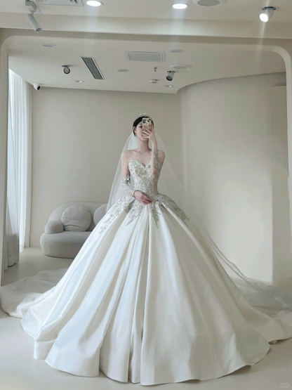 Prinzessinnen-Brautkleid mit Handschuhen, Spitzenapplikationen, herzförmiges Brautkleid, Ballkleid mit herzförmigem Ausschnitt AB881
