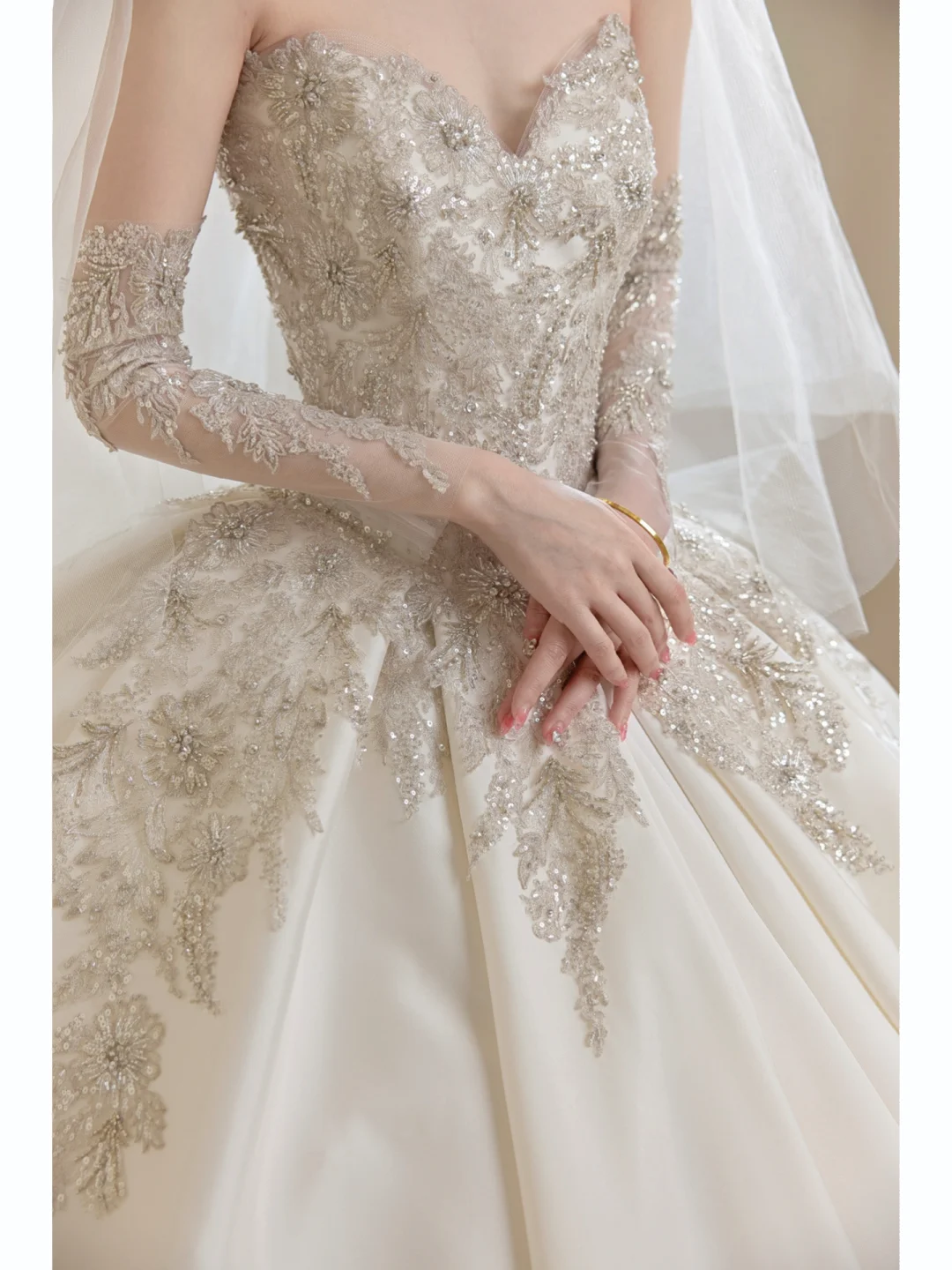 Prinzessinnen-Brautkleid mit Handschuhen, Spitzenapplikationen, herzförmiges Brautkleid, Ballkleid mit herzförmigem Ausschnitt AB881