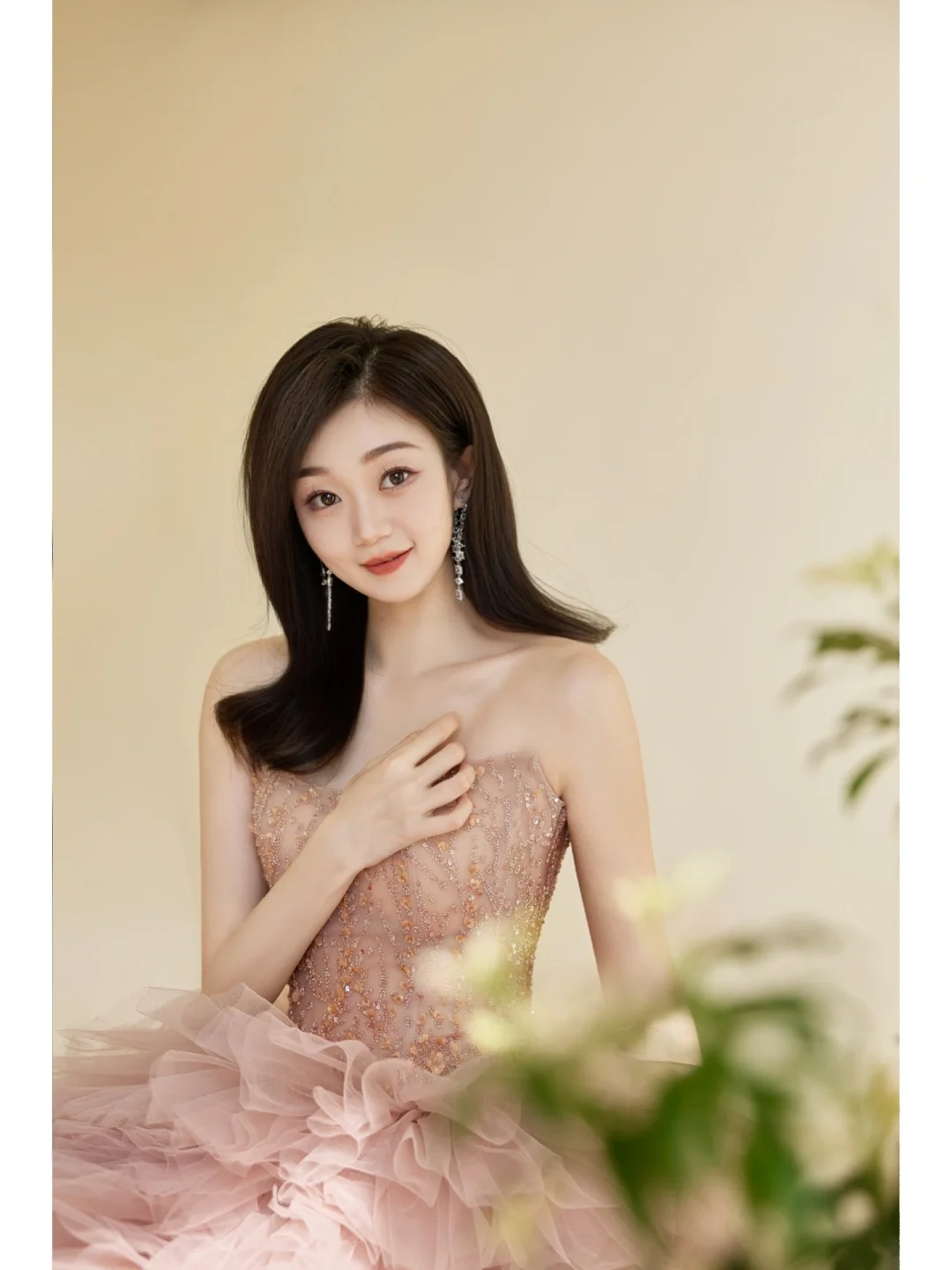 Einzigartiges trägerloses Ballkleid aus rosa Tüll mit mehrlagigem, langem Design, ideal für Abschlussball, Quinceañera, Sweet 15, 16 und Geburtstag (AB886)