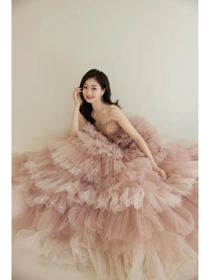 Einzigartiges trägerloses Ballkleid aus rosa Tüll mit mehrlagigem, langem Design, ideal für Abschlussball, Quinceañera, Sweet 15, 16 und Geburtstag (AB886)