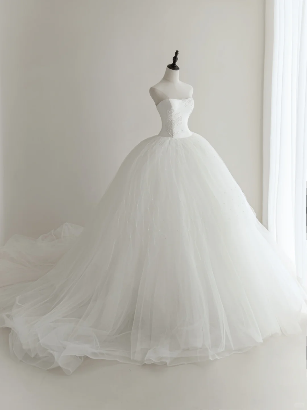 Timeless Women's White Ball Gown Strapless Sleeveless Tulle Wedding Dresses for Brides Dress AC015