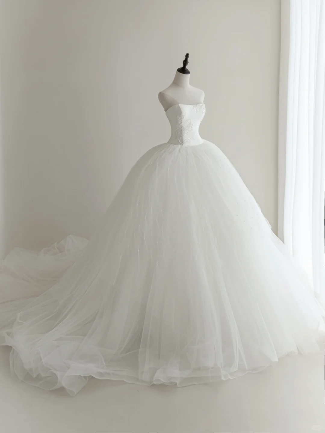 Schlichtes, trägerloses Brautkleid mit Spitzenapplikationen, bodenlang, aus Tüll, AC041