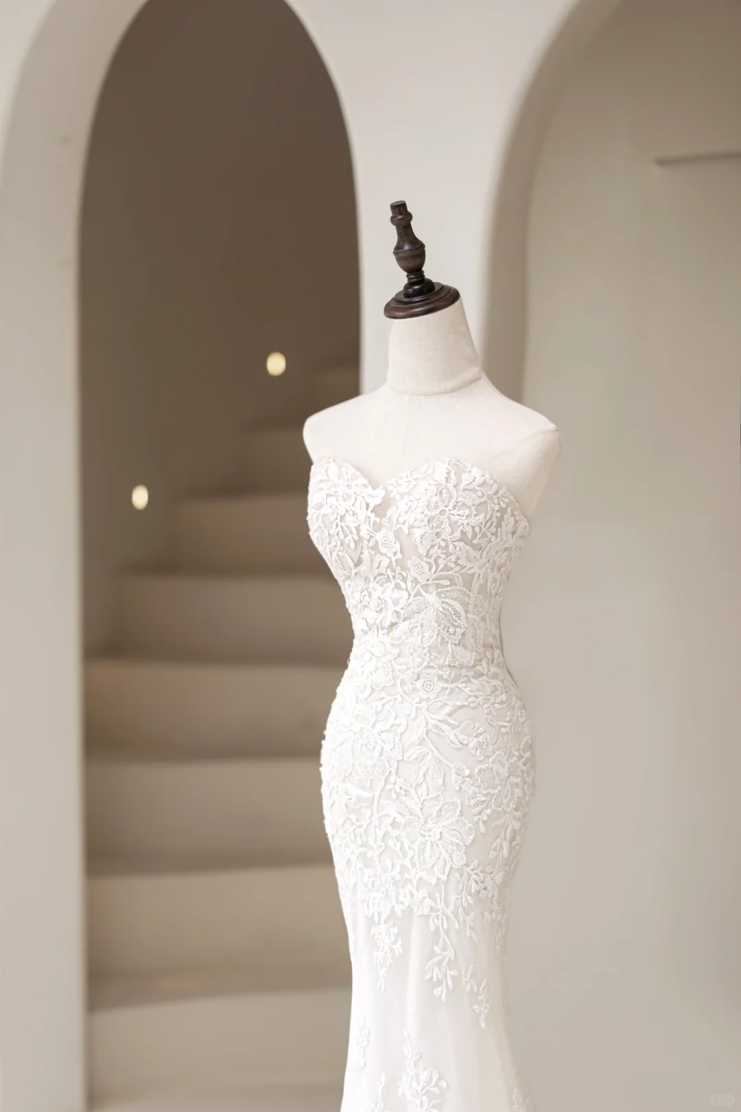 Elegantes Meerjungfrauen-Brautkleid mit Herzausschnitt, Spitzenapplikationen, bodenlang, aus Tüll, Modell AC044