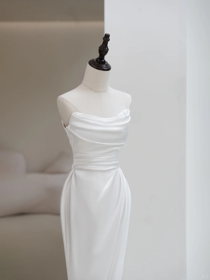 Schlichtes, weißes, trägerloses, ärmelloses Meerjungfrauen-Brautkleid aus Satin mit Schlitz für Damen (Modell AC045)