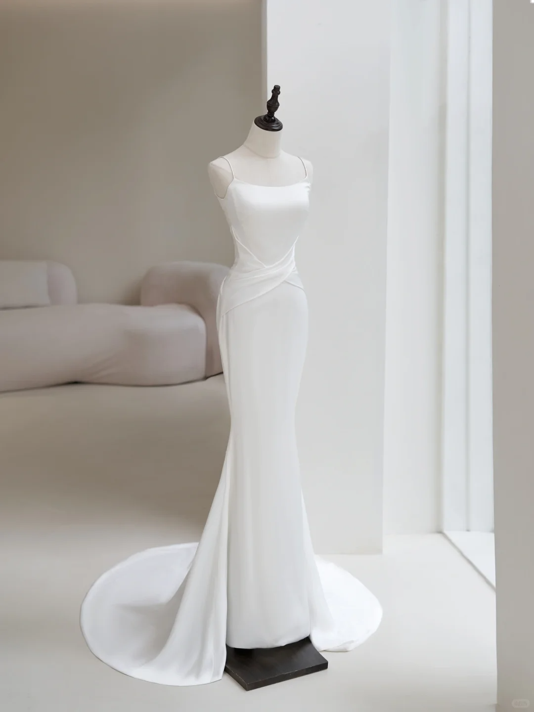 Schlichtes, weißes Meerjungfrauen-Brautkleid mit Spaghettiträgern, ärmellos und plissiert aus Satin, Modell AC047