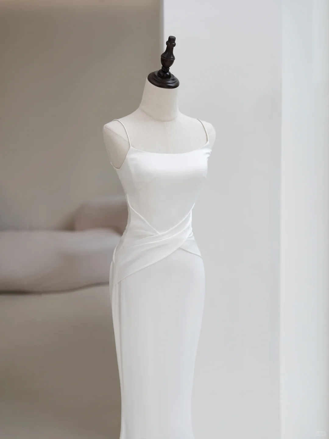 Schlichtes, weißes Meerjungfrauen-Brautkleid mit Spaghettiträgern, ärmellos und plissiert aus Satin, Modell AC047