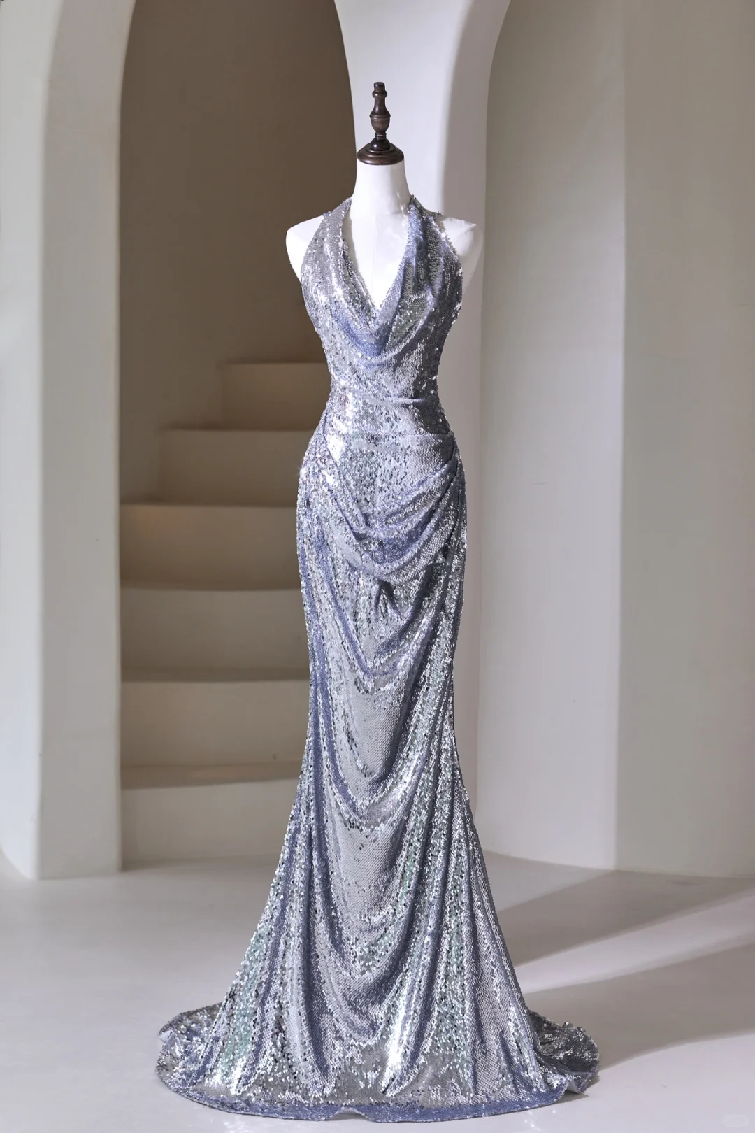Elegantes Meerjungfrauen-Halterkleid mit silbernen Pailletten für Damen, langes formelles Abendkleid, Ballkleid, Outfit zum 22. Geburtstag AC049