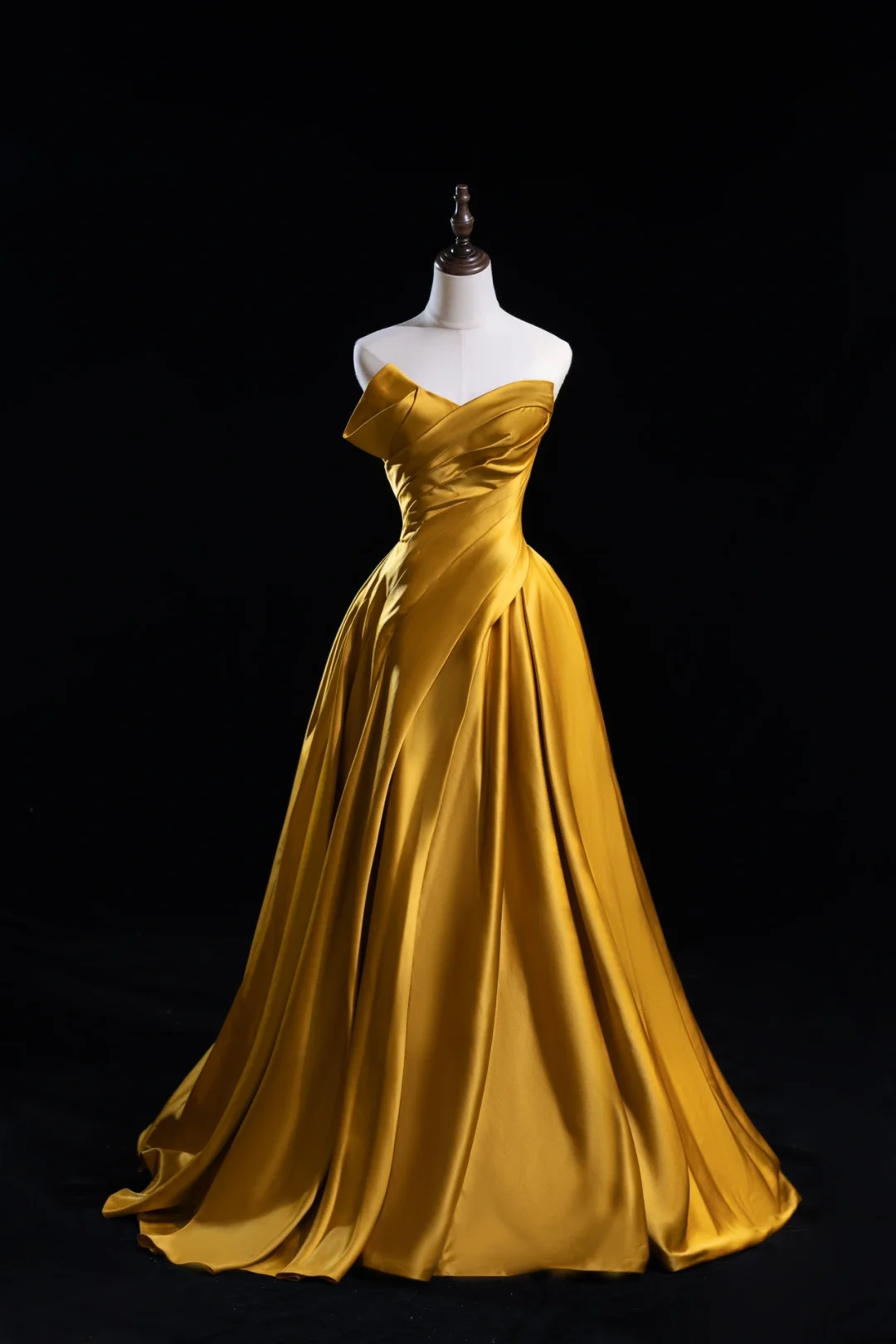 Bezauberndes Ballkleid aus goldfarbenem Satin mit Herzausschnitt und plissierten Raffungen – ein perfektes Outfit für den 18. Geburtstag (Modell A055).