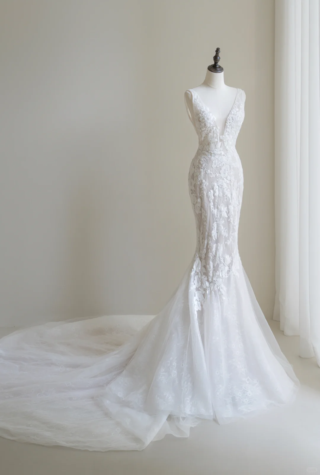 Robe de mariée sirène intemporelle pour femme, col en V, en tulle blanc orné d'appliqués, modèle AC060