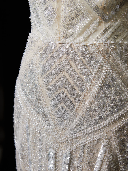 Robe de mariée sirène intemporelle à fines bretelles, ornée de sequins blancs et de plumes, référence AC064