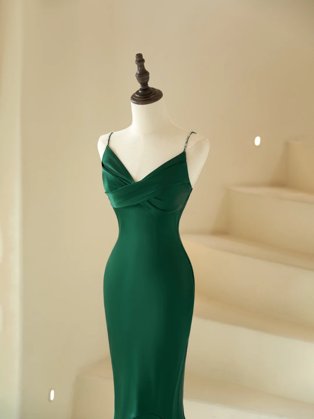Robe sirène modeste à fines bretelles ornée de perles, longue en satin vert foncé, idéale pour une soirée, un bal de promo ou un anniversaire (22 ans) - AC065