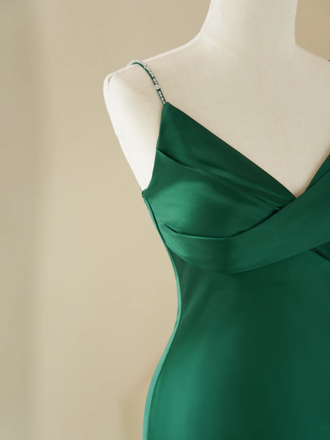 Robe sirène modeste à fines bretelles ornée de perles, longue en satin vert foncé, idéale pour une soirée, un bal de promo ou un anniversaire (22 ans) - AC065