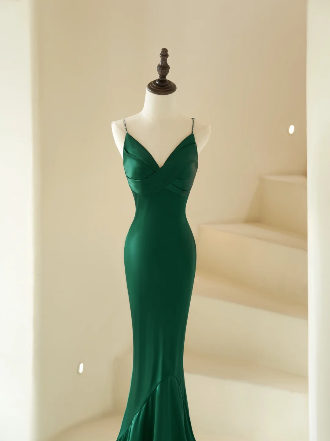Robe sirène modeste à fines bretelles ornée de perles, longue en satin vert foncé, idéale pour une soirée, un bal de promo ou un anniversaire (22 ans) - AC065