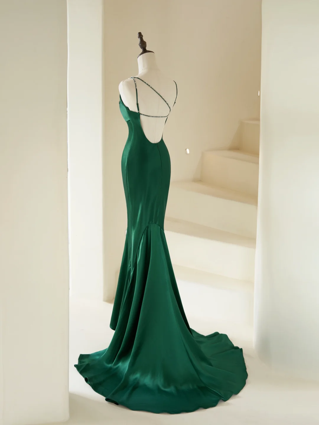 Robe sirène modeste à fines bretelles ornée de perles, longue en satin vert foncé, idéale pour une soirée, un bal de promo ou un anniversaire (22 ans) - AC065