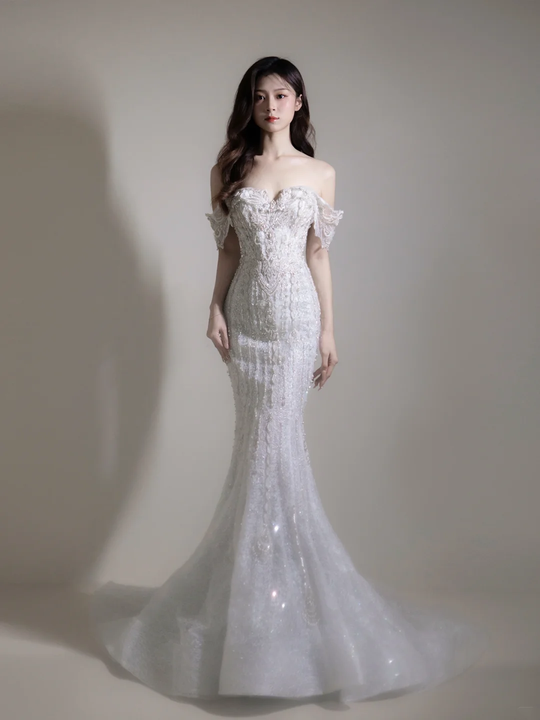 Brautkleid im Meerjungfrauenstil mit schulterfreiem Ausschnitt, Ärmeln und Perlenbesatz, bodenlang, für Damen, AC066