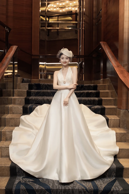 Brautkleid mit Neckholder und Spitze, bodenlang, AC067