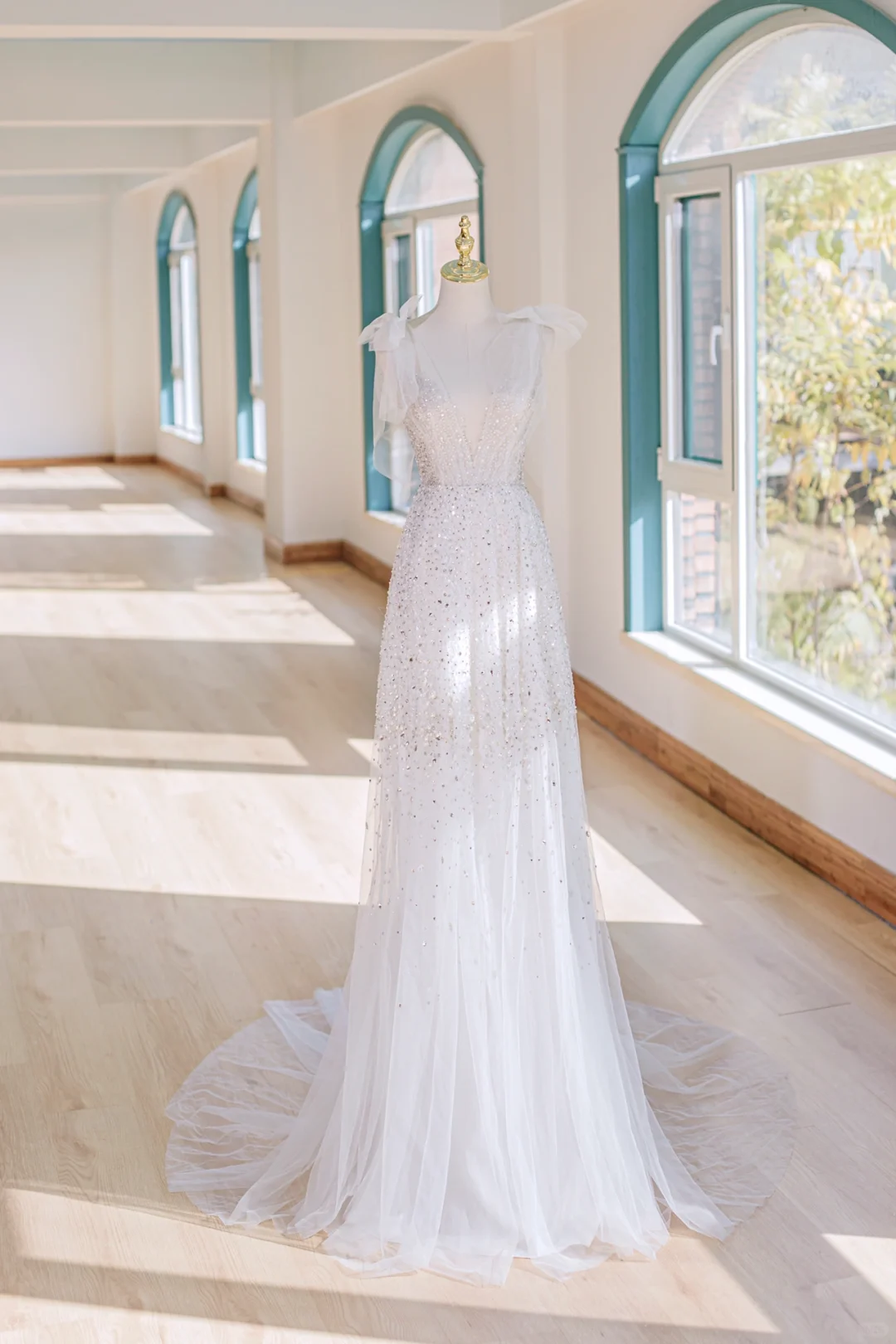 Prinzessinnenkleid in A-Linie mit Spaghettiträgern aus weißem Tüll und Schleife – Partykleid, formelles Ballkleid, Outfit zum 22. Geburtstag AC068
