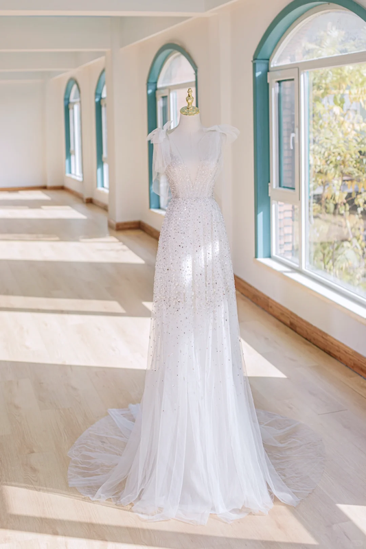 Prinzessinnenkleid in A-Linie mit Spaghettiträgern aus weißem Tüll und Schleife – Partykleid, formelles Ballkleid, Outfit zum 22. Geburtstag AC068