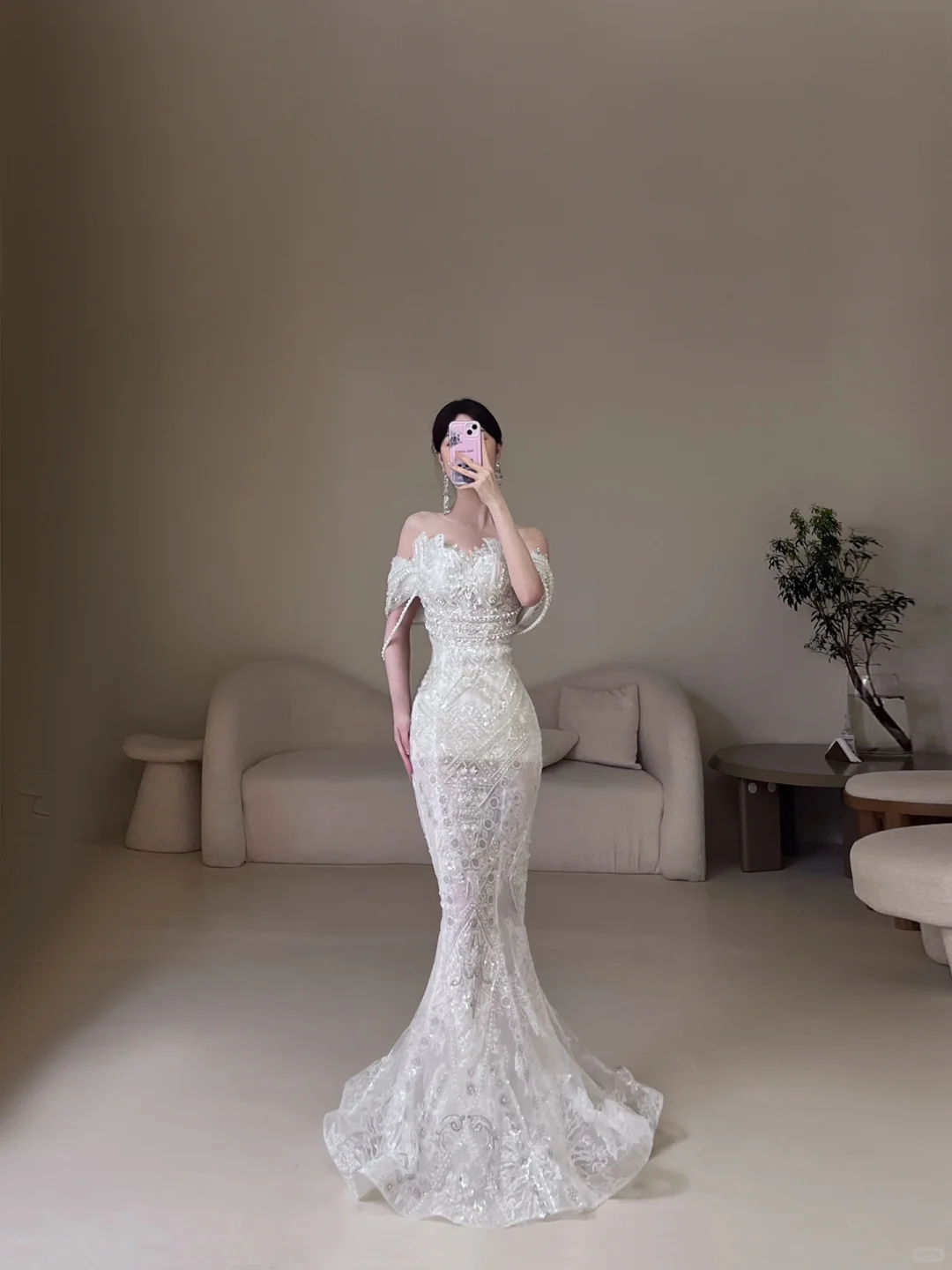Bezauberndes Meerjungfrauen-Brautkleid für Damen mit schulterfreiem Ausschnitt, kurzen Ärmeln und weißen Pailletten AC069