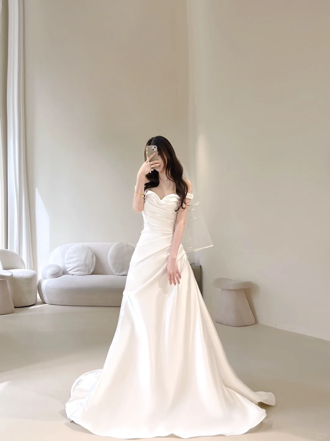 Robe de mariée sirène charmante pour femme, épaules dénudées et manches courtes, en satin blanc A069