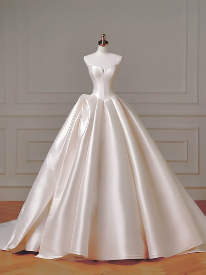 Langes Brautkleid im Prinzessinnenstil, ärmellos, Ballkleid mit Herzausschnitt, Satin, plissiertem Korsett und taillierter Schleppe, AQ002