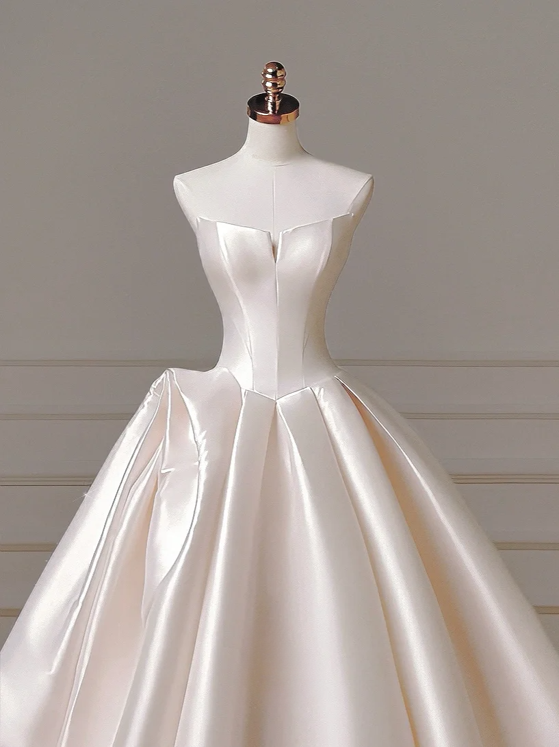 Langes Brautkleid im Prinzessinnenstil, ärmellos, Ballkleid mit Herzausschnitt, Satin, plissiertem Korsett und taillierter Schleppe, AQ002