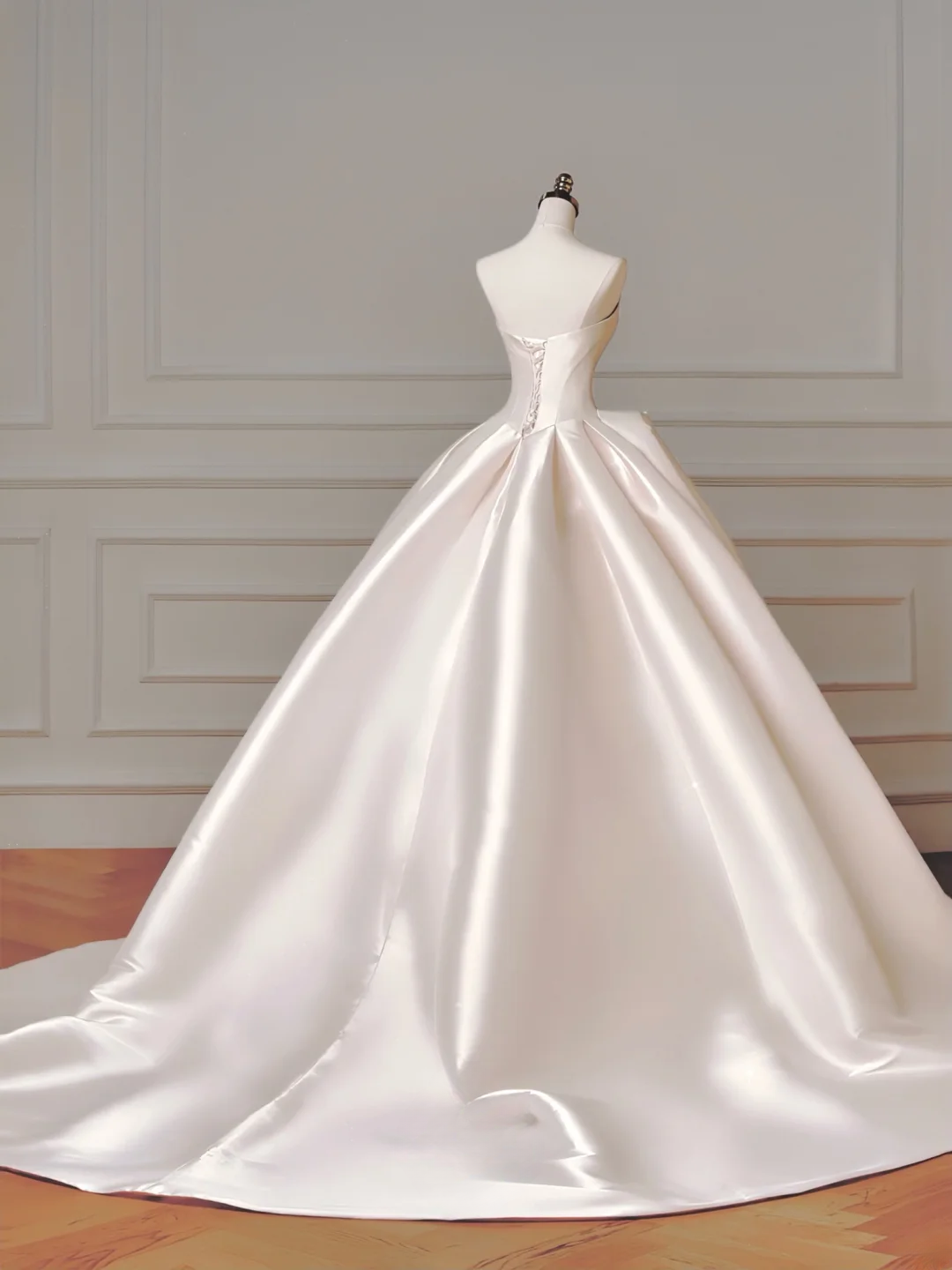 Langes Brautkleid im Prinzessinnenstil, ärmellos, Ballkleid mit Herzausschnitt, Satin, plissiertem Korsett und taillierter Schleppe, AQ002