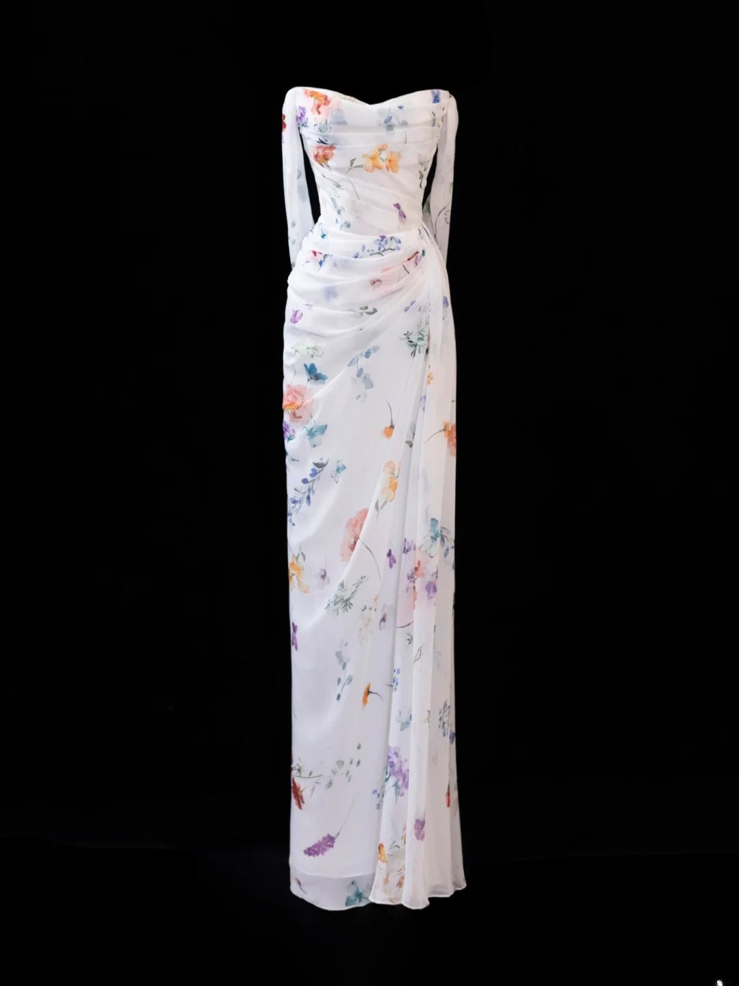 Elegantes, trägerloses Etuikleid mit Blumenmuster und Falten – ein beeindruckendes, langes, weißes Ballkleid für festliche Anlässe (SA003)