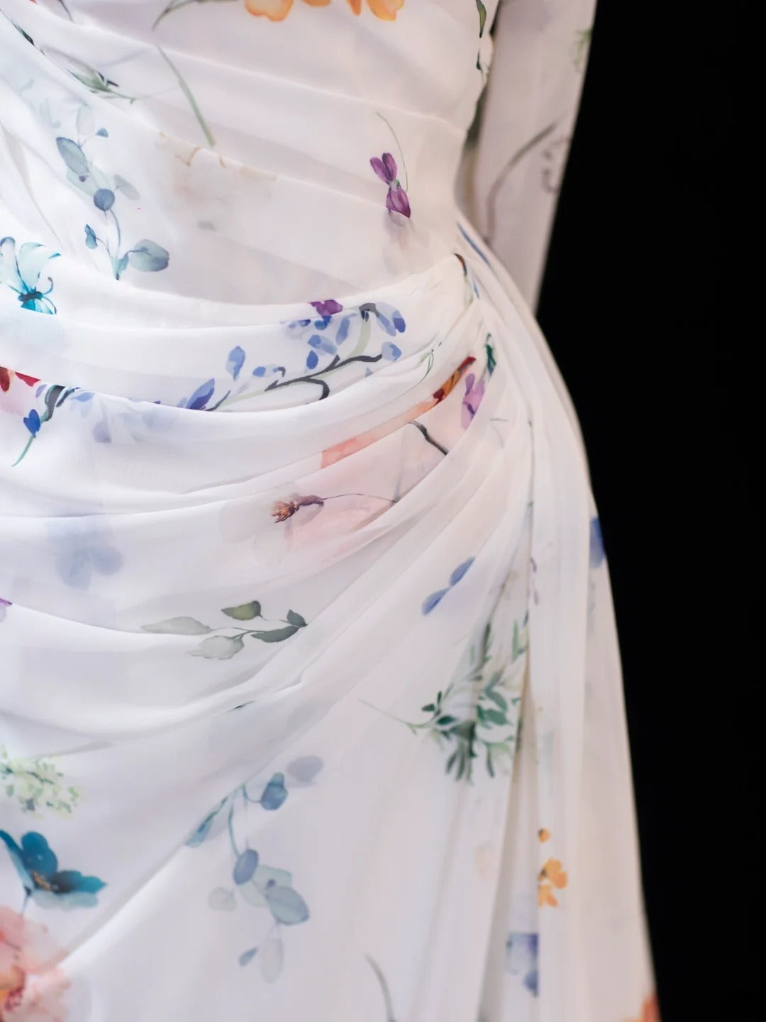 Elegantes, trägerloses Etuikleid mit Blumenmuster und Falten – ein beeindruckendes, langes, weißes Ballkleid für festliche Anlässe (SA003)