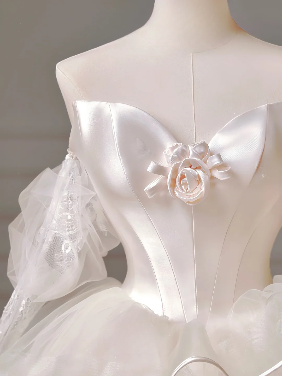 Robe de mariée longue de princesse, robe de bal épaules dénudées, manches longues, tulle plissé, traîne, robe de mariée blanche AQ005