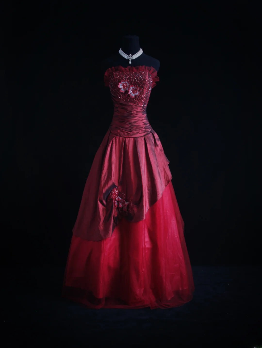 Robe de bal rétro bustier en tulle bordeaux années 90 ornée de perles, idéale pour les soirées et les fêtes. Robe longue de soirée formelle, parfaite pour un 21e anniversaire (AS006).