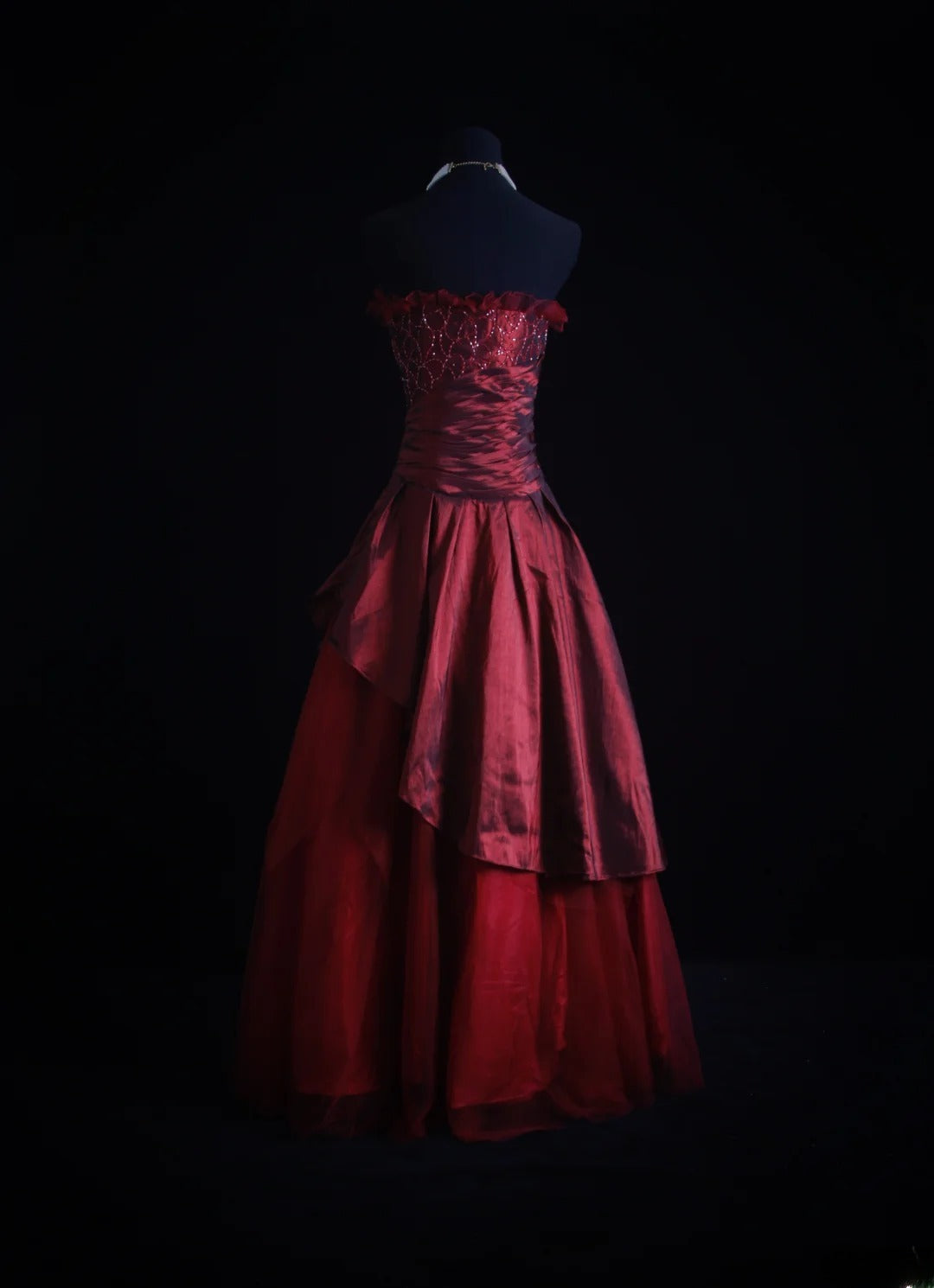 Robe de bal rétro bustier en tulle bordeaux années 90 ornée de perles, idéale pour les soirées et les fêtes. Robe longue de soirée formelle, parfaite pour un 21e anniversaire (AS006).