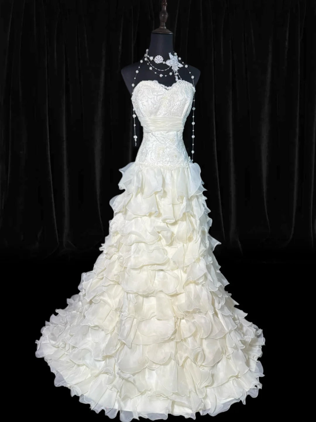 Zeitloses, ärmelloses, weißes Chiffon-Brautkleid im Meerjungfrauenstil mit herzförmigem Ausschnitt, Stufenrock, Faltenrock, Perlen und Spitze, langes Vintage-Brautkleid im Stil der 1920er Jahre AS006