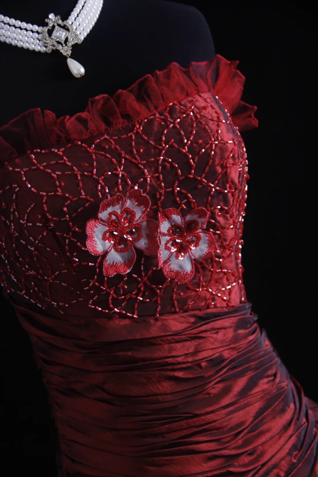 Robe de bal rétro bustier en tulle bordeaux années 90 ornée de perles, idéale pour les soirées et les fêtes. Robe longue de soirée formelle, parfaite pour un 21e anniversaire (AS006).