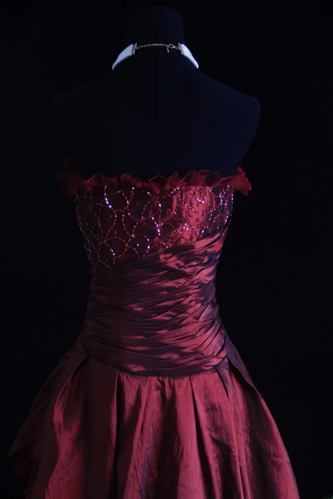 Robe de bal rétro bustier en tulle bordeaux années 90 ornée de perles, idéale pour les soirées et les fêtes. Robe longue de soirée formelle, parfaite pour un 21e anniversaire (AS006).