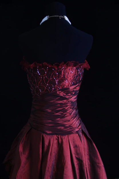 Robe de bal rétro bustier en tulle bordeaux années 90 ornée de perles, idéale pour les soirées et les fêtes. Robe longue de soirée formelle, parfaite pour un 21e anniversaire (AS006).