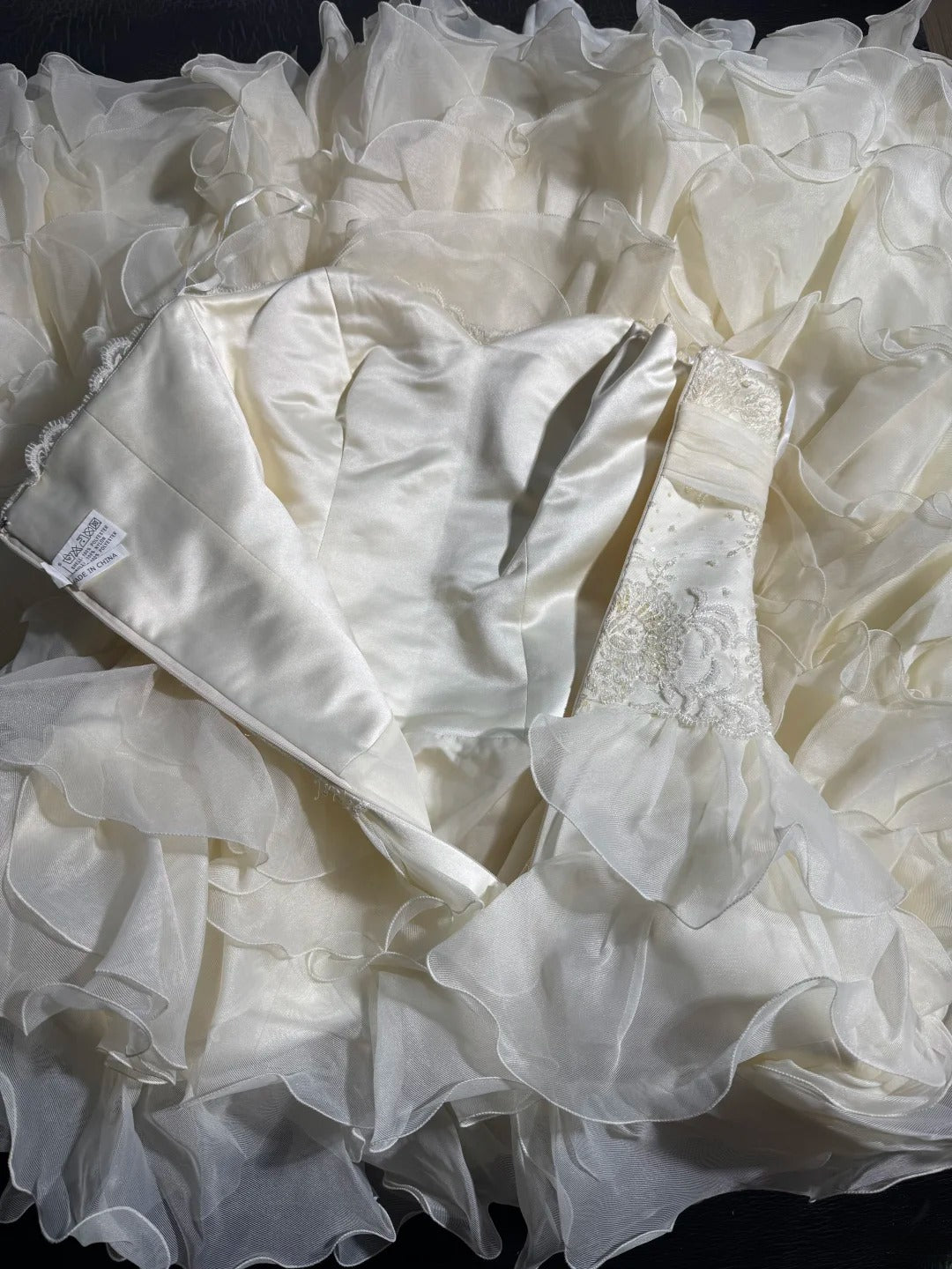Zeitloses, ärmelloses, weißes Chiffon-Brautkleid im Meerjungfrauenstil mit herzförmigem Ausschnitt, Stufenrock, Faltenrock, Perlen und Spitze, langes Vintage-Brautkleid im Stil der 1920er Jahre AS006