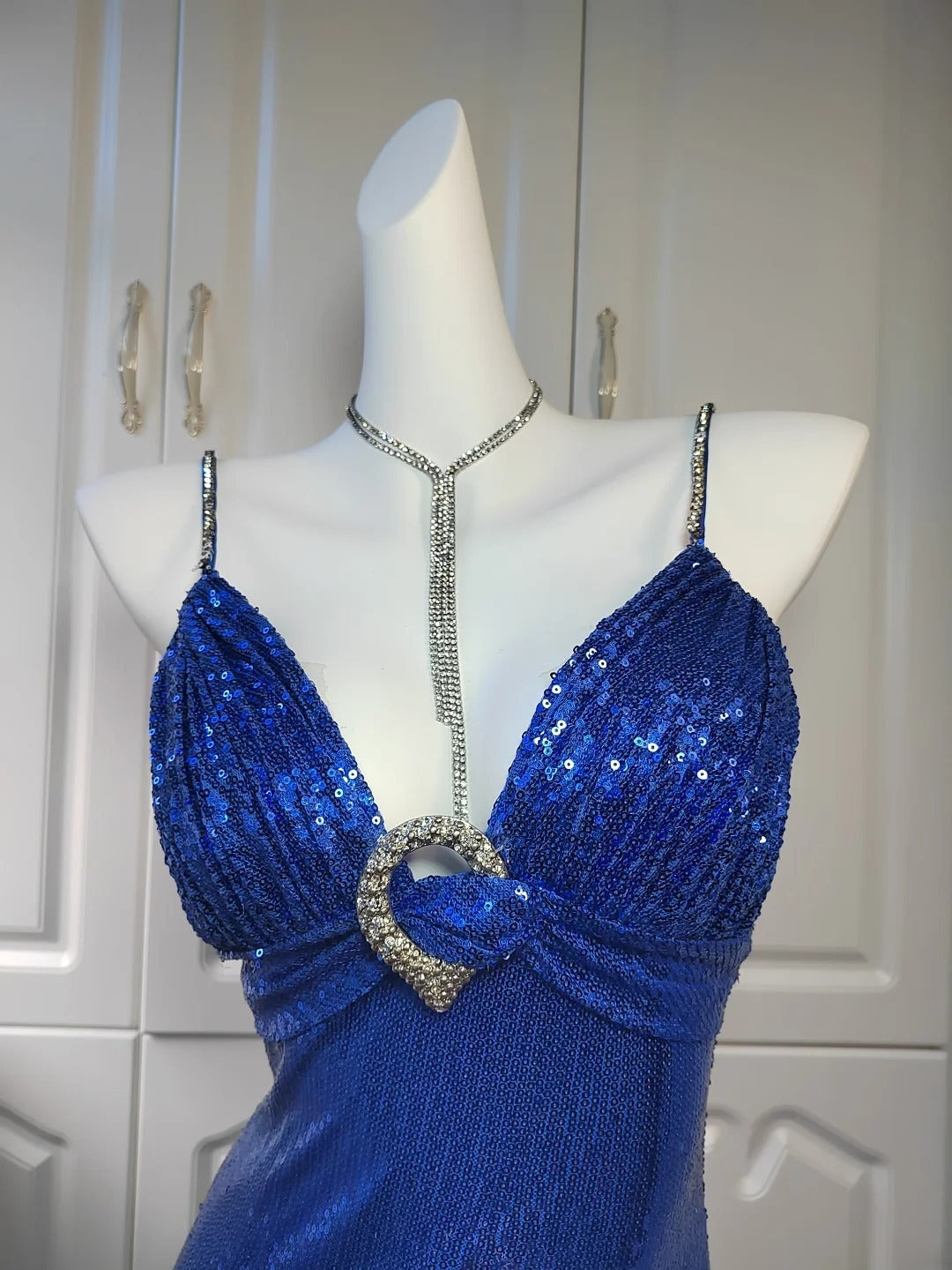 Elegantes Meerjungfrauen-Abendkleid mit Spaghettiträgern, königsblauen Pailletten und Perlen, perfekt für Highschool-Teenager und Abschlussball (AB2517)