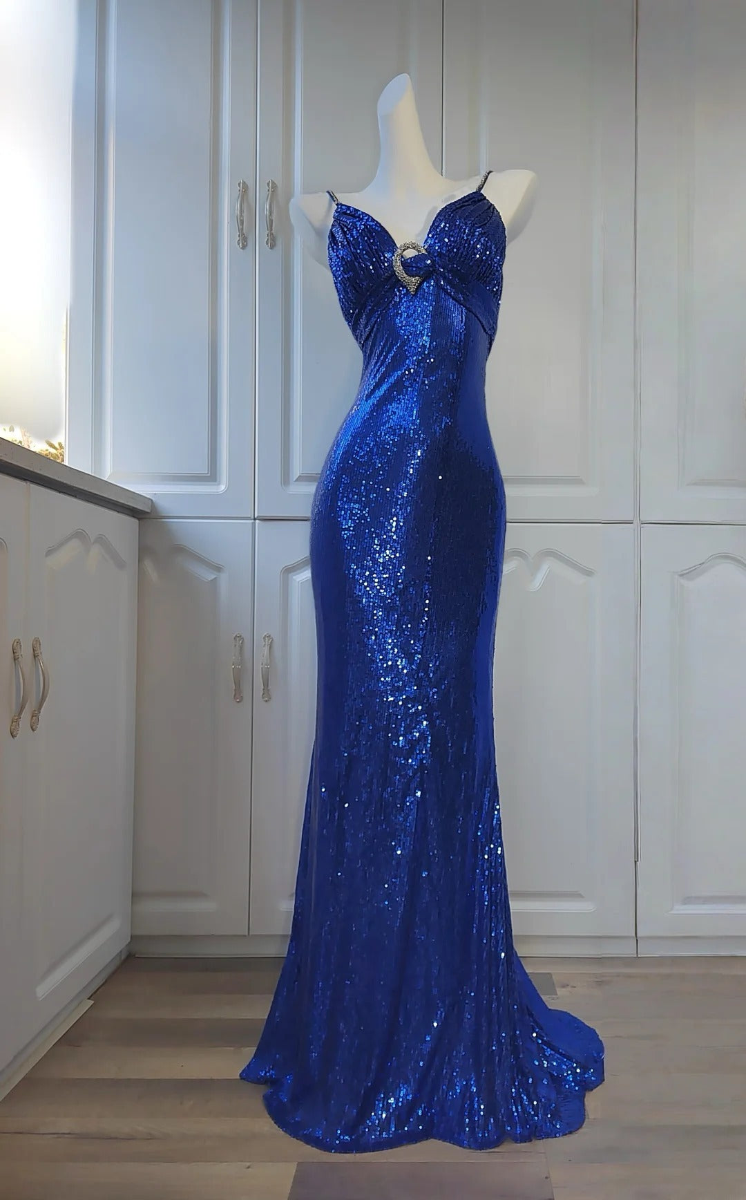 Elegantes Meerjungfrauen-Abendkleid mit Spaghettiträgern, königsblauen Pailletten und Perlen, perfekt für Highschool-Teenager und Abschlussball (AB2517)